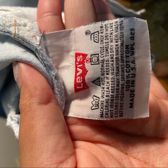 Vintage Levi’s jean shorts - Picture 5 of 6